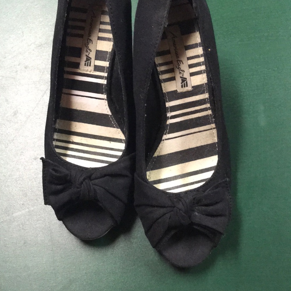 Black wedges